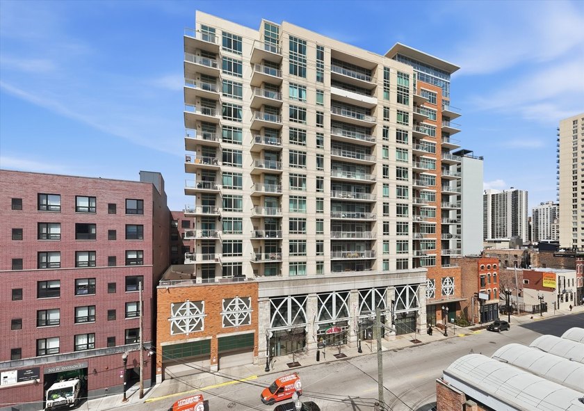 If space and location are important, welcome home! This - Beach Condo for sale in Chicago, Illinois on Beachhouse.com