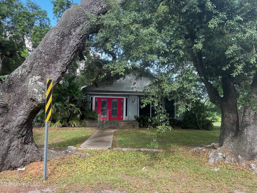 EXCELLENT LOCATION!! 1 block from the beach. Formerly operated - Beach Commercial for sale in Gulfport, Mississippi on Beachhouse.com