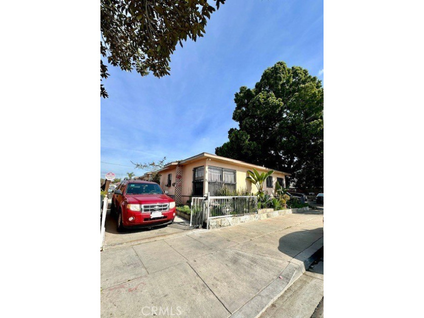 Great opportunity to own a fourplex in North Long Beach! Each - Beach Townhome/Townhouse for sale in Long Beach, California on Beachhouse.com