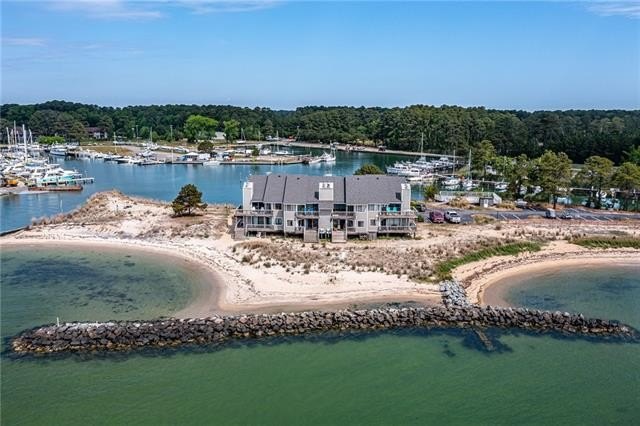 Welcome to this wonderful beachfront condo overlooking the wide - Beach Condo for sale in White Stone, Virginia on Beachhouse.com