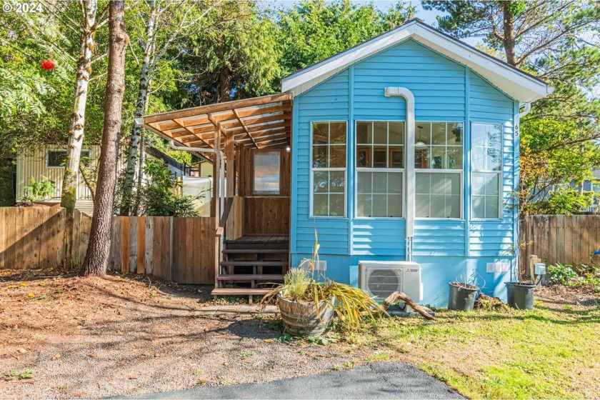 This gem of a beach side getaway has your name on it! It all - Beach Home for sale in Depoe Bay, Oregon on Beachhouse.com