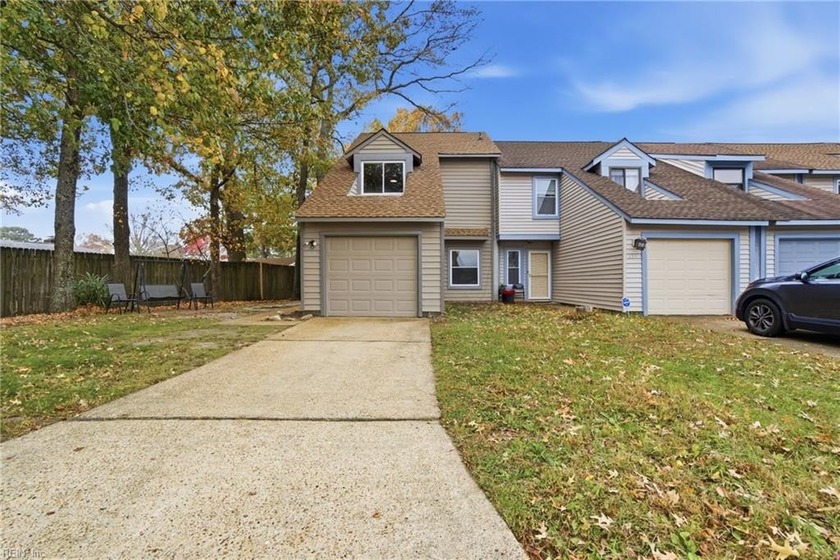 Beautiful 4 bedroom 2.5 bath end unit townhome located in - Beach Townhome/Townhouse for sale in Virginia Beach, Virginia on Beachhouse.com