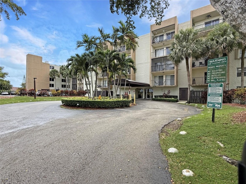 Welcome home to this spacious and beautifully maintained condo - Beach Condo for sale in Miami, Florida on Beachhouse.com