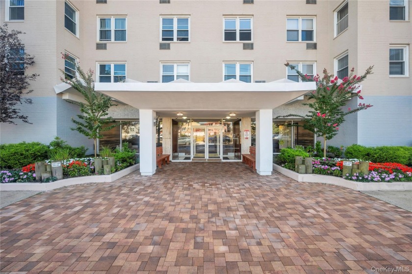 Enjoy coastal living in this beautifully updated 1-bedroom co-op - Beach Home for sale in Long Beach, New York on Beachhouse.com