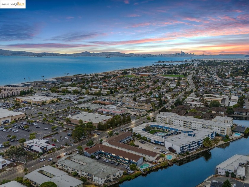 A stylishly updated upper-level condo in the heart of Alameda - Beach Condo for sale in Alameda, California on Beachhouse.com