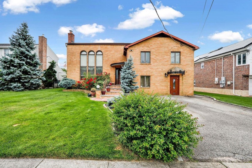 Welcome to the spacious split-level House in Oceanside located - Beach Home for sale in Oceanside, New York on Beachhouse.com