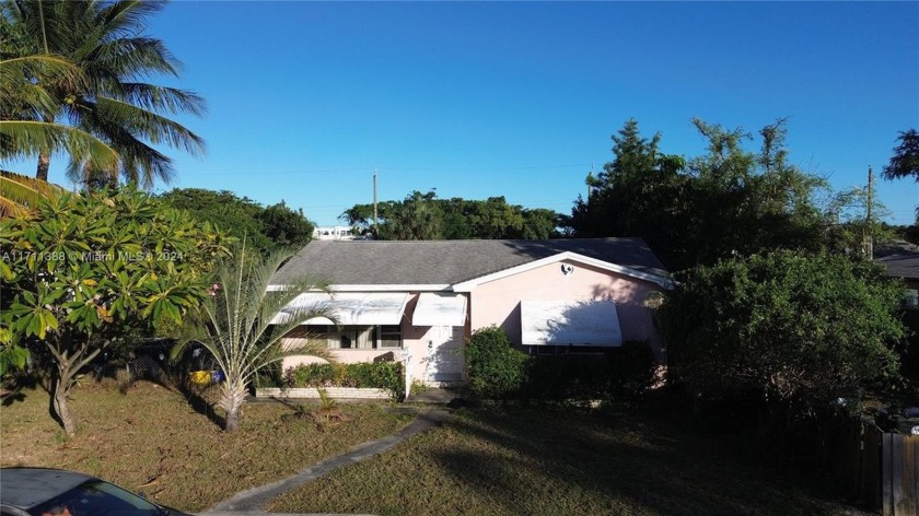 This is the perfect opportunity for investors or handy - Beach Home for sale in Lake Worth, Florida on Beachhouse.com