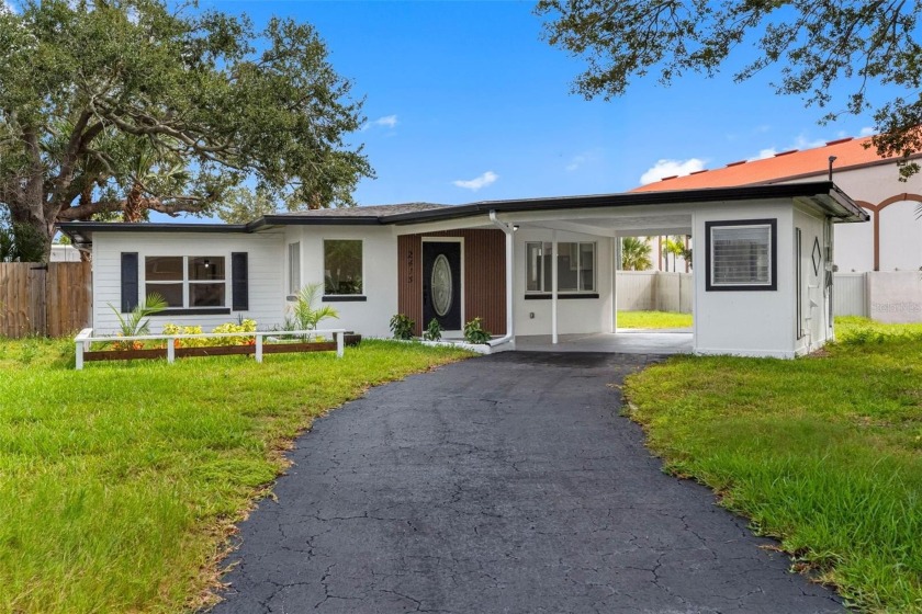 Prime location in the heart of Dunedin! 3-bedroom, 2-bath home - Beach Home for sale in Dunedin, Florida on Beachhouse.com