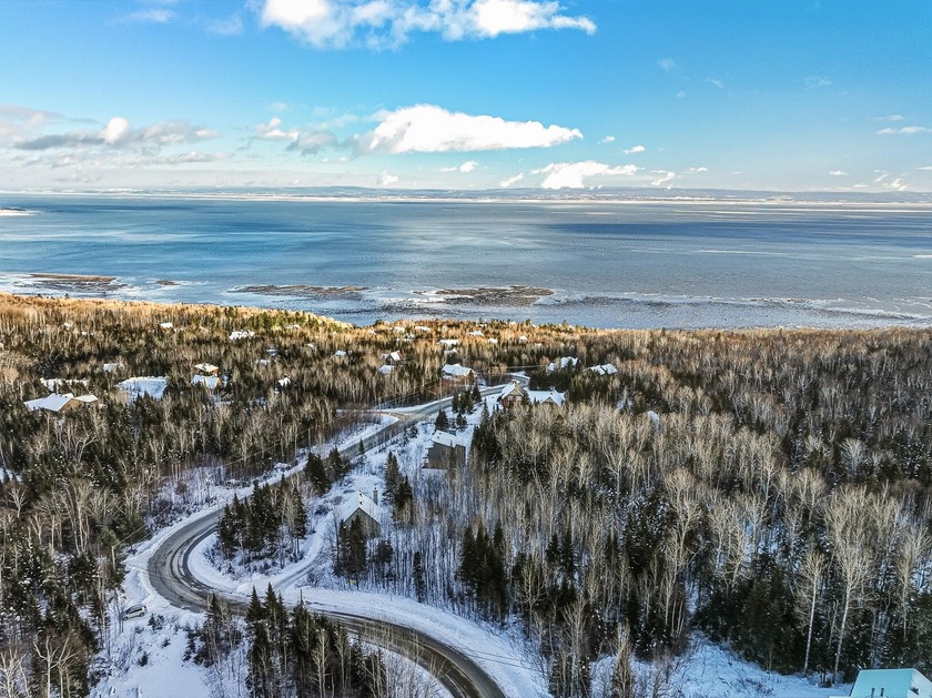 Niche au coeur d'un cadre naturel majestueux, ce terrain offre - Beach Lot for sale in Petite-Rivière-Saint-FrançOis,  on Beachhouse.com