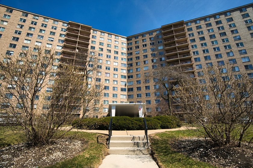 Outstanding elegant West Rogers Park unit in the prestigious - Beach Condo for sale in Chicago, Illinois on Beachhouse.com