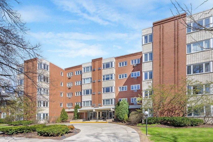 Located in the heart of Evanston, this spacious top-floor 3 - Beach Condo for sale in Evanston, Illinois on Beachhouse.com