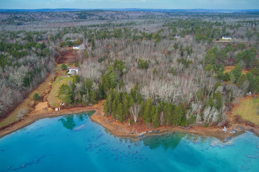 A LONG SOUTHERLY VIEW AND OVER 400 FEET OF SALTWATER FRONTAGE - Beach Home for sale in Friendship, Maine on Beachhouse.com