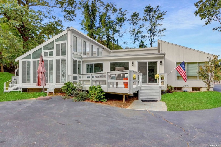 Enjoy this expansive sophisticated ranch on 2 beautiful and - Beach Home for sale in Northport, New York on Beachhouse.com