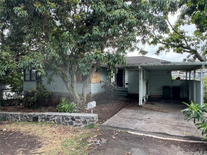 This 3 bedroom 2 bath split level home is located in desirable - Beach Home for sale in Honolulu, Hawaii on Beachhouse.com