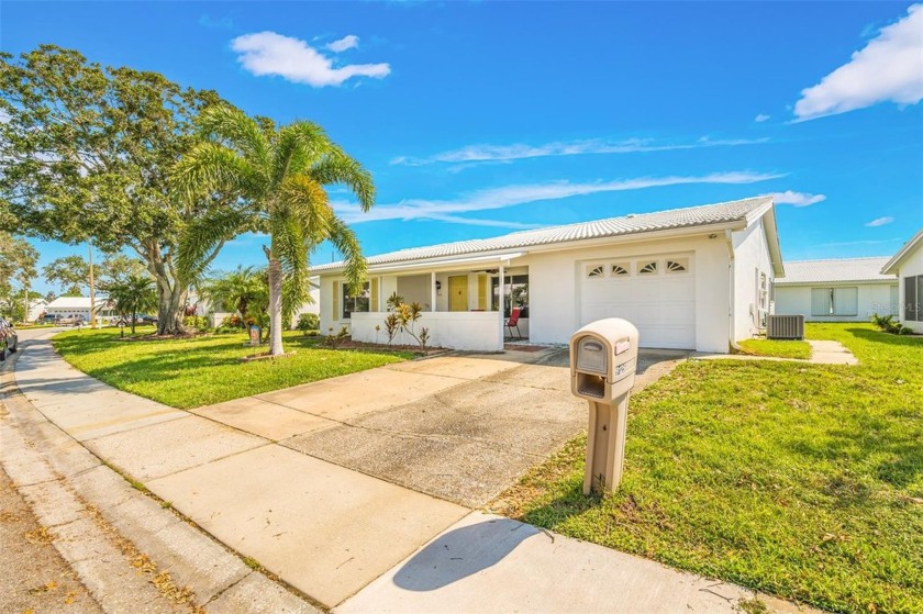 Lovely and Well Maintained Home in Popular Mainlands!  This - Beach Condo for sale in Pinellas Park, Florida on Beachhouse.com