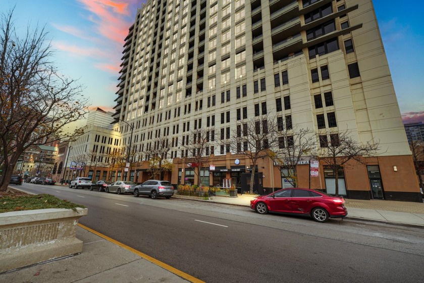 Welcome to this bright and stylish 2-bedroom, 1-bath corner unit - Beach Home for sale in Chicago, Illinois on Beachhouse.com