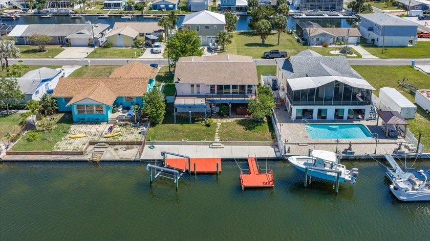DIRECT GULF ACCESS o BOAT LIFT o NEW ROOF BEFORE CLOSING o ROOM - Beach Home for sale in Hernando Beach, Florida on Beachhouse.com