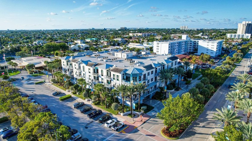 LIVE THE LIFESTYLE IN LAUDERDALE BY THE SEA IN THIS TOTALLY - Beach Condo for sale in Lauderdale BY The Sea, Florida on Beachhouse.com