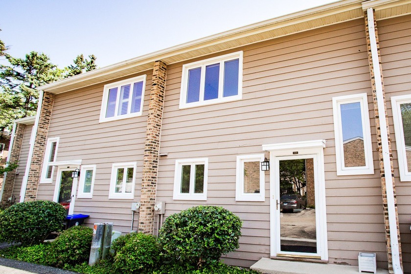 Rarely available in-town Glencoe townhome close to everything - Beach Townhome/Townhouse for sale in Glencoe, Illinois on Beachhouse.com