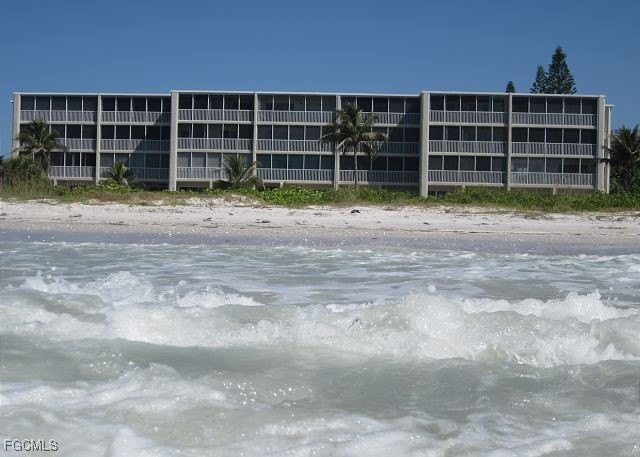 This is a beautifully renovated corner-end condominium that - Beach Condo for sale in Sanibel, Florida on Beachhouse.com