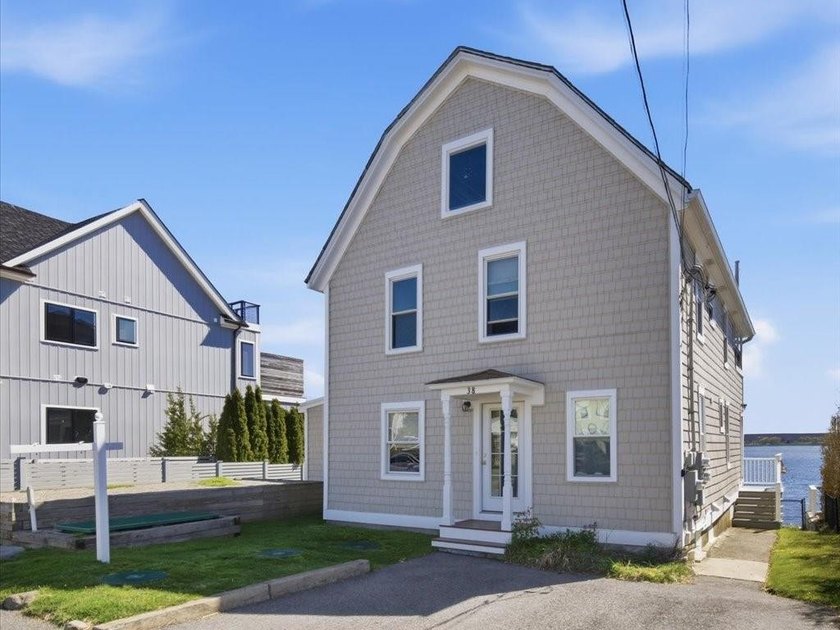 Wake up to golden sunrises and refreshing sea breezes in this - Beach Apartment for sale in Portsmouth, Rhode Island on Beachhouse.com