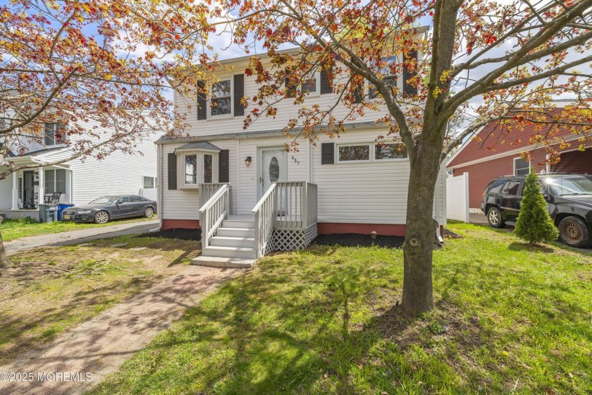 Are big bedrooms & 2 full baths on your wish list but having a - Beach Home for sale in Keyport, New Jersey on Beachhouse.com