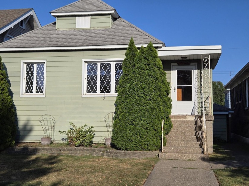 Charming 3 bedroom 2 full bath bungalow.   Spacious living room - Beach Home for sale in Whiting, Indiana on Beachhouse.com