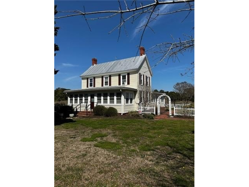 Chesapeake Bay at your doorstep! Built in 1920 this waterman's - Beach Home for sale in New Point, Virginia on Beachhouse.com