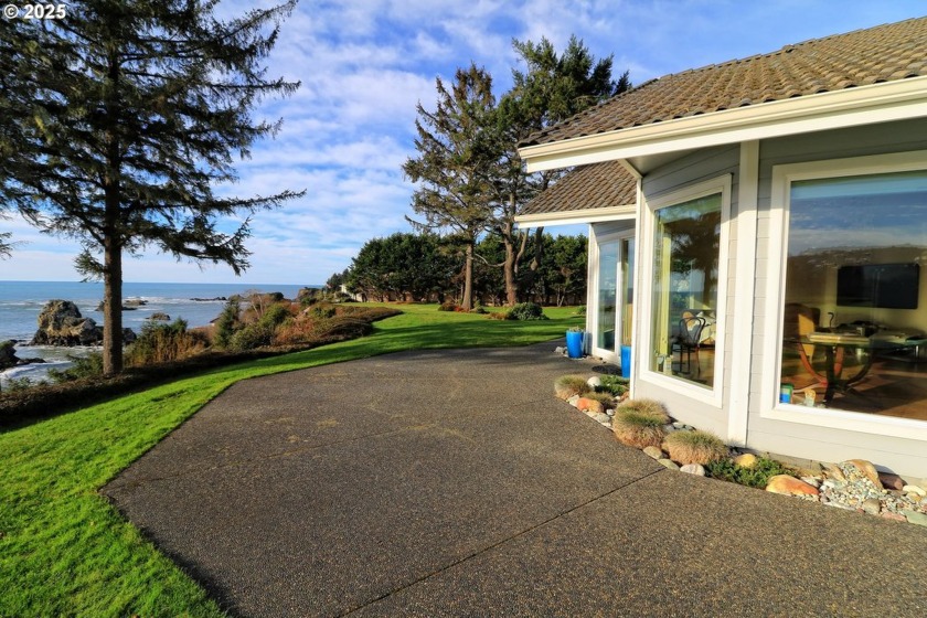 Perched on a coastal cliff in one of Brookings' most - Beach Home for sale in Brookings, Oregon on Beachhouse.com