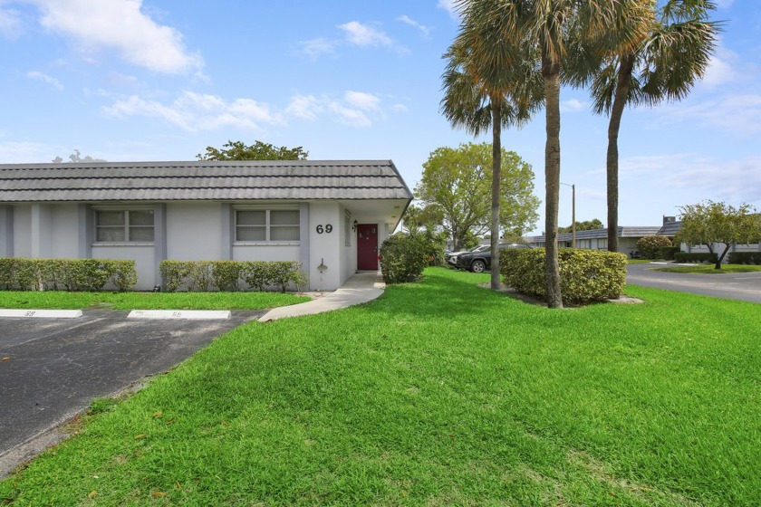 Welcome to this charming 2-bedroom, 2-bathroom corner unit villa - Beach Home for sale in West Palm Beach, Florida on Beachhouse.com