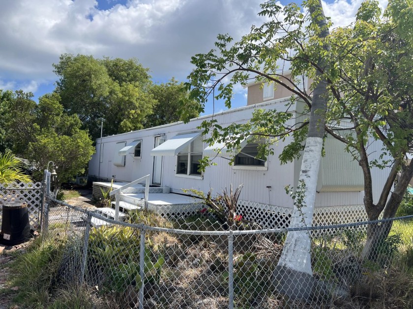 Charm and personality! An affordable 2 bedroom, 1 1/2 bathroom - Beach Home for sale in Big Coppitt, Florida on Beachhouse.com