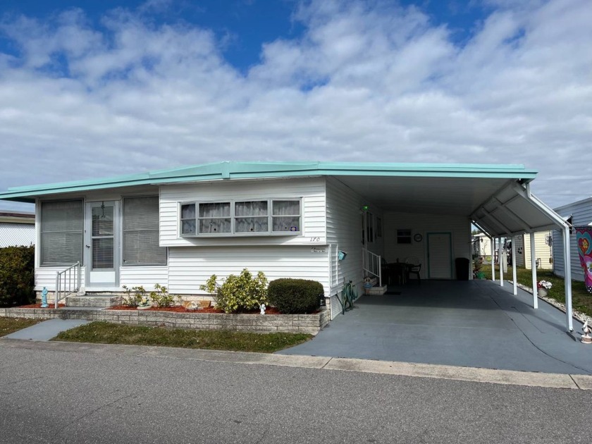 Well-maintained 2 Bed/2 Bath double offers an open plan and a - Beach Home for sale in Largo, Florida on Beachhouse.com