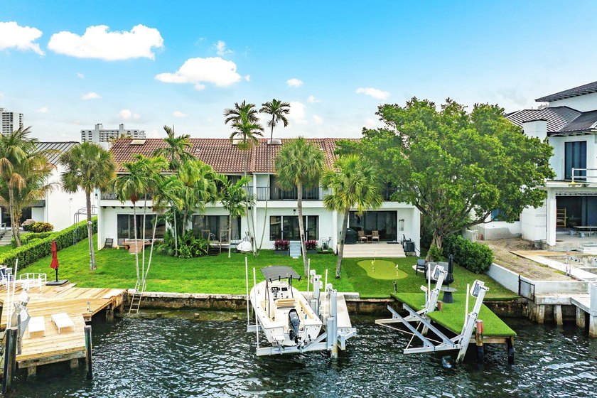 Perfectly positioned along the Intracoastal, this beautifully - Beach Townhome/Townhouse for sale in Deerfield Beach, Florida on Beachhouse.com