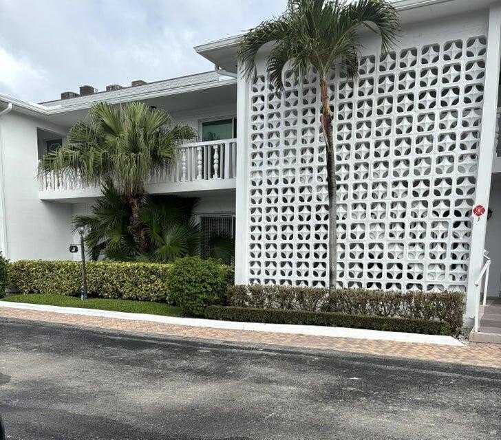 BEAUTIFUL SOUTH PALM BEACH, WALK TO THE BEACH, RESTURANTS, AND - Beach Condo for sale in South Palm Beach, Florida on Beachhouse.com