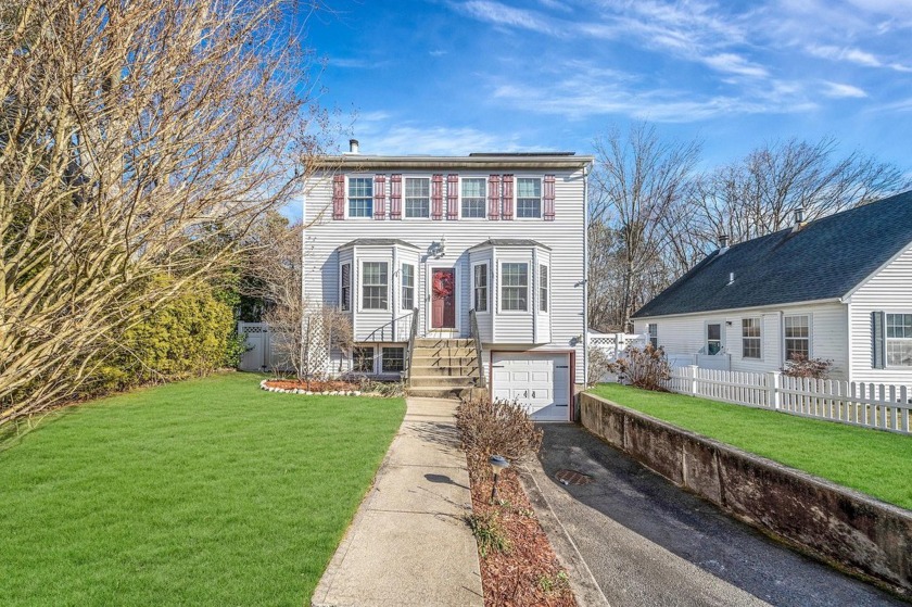 Welcome to this charming 3 bedroom,2.5 bath Colonial home in the - Beach Home for sale in Miller Place, New York on Beachhouse.com