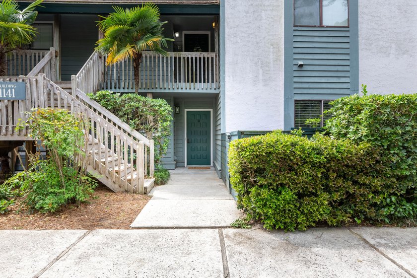 Welcome to this chic ground-level home, perfectly positioned - Beach Home for sale in Mount Pleasant, South Carolina on Beachhouse.com