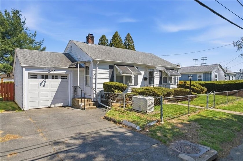 Welcome to 15 Rhodes Ave. in the desirable neighborhood of - Beach Home for sale in East Providence, Rhode Island on Beachhouse.com
