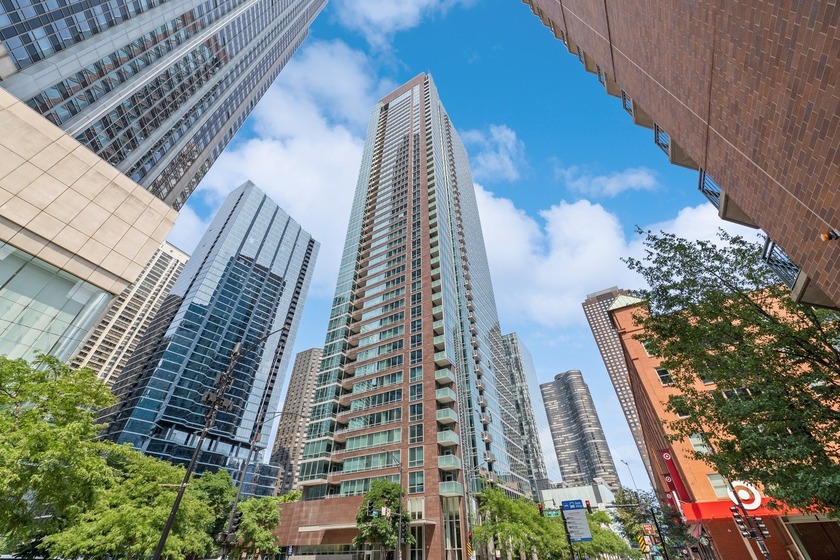 PARKING INCLUDED. Magnificent corner unit with exceptional views - Beach Home for sale in Chicago, Illinois on Beachhouse.com
