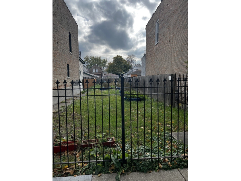A standard Chicago Lot in the heart of Humboldt Park.  An - Beach Lot for sale in Chicago, Illinois on Beachhouse.com