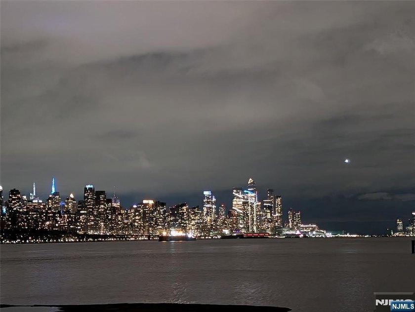 Beautiful High Floor 1 bedroom condo-move in ready in much - Beach Condo for sale in Edgewater, New Jersey on Beachhouse.com