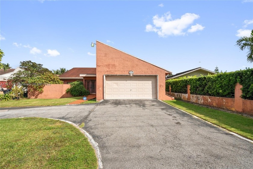 LARGE LOT SINGLE-STORY home set on 16,250 sq ft in a quiet - Beach Home for sale in Miami, Florida on Beachhouse.com