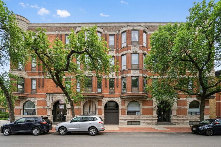 This beautifully updated 2 bed / 1.5 bath condo blends timeless - Beach Condo for sale in Chicago, Illinois on Beachhouse.com