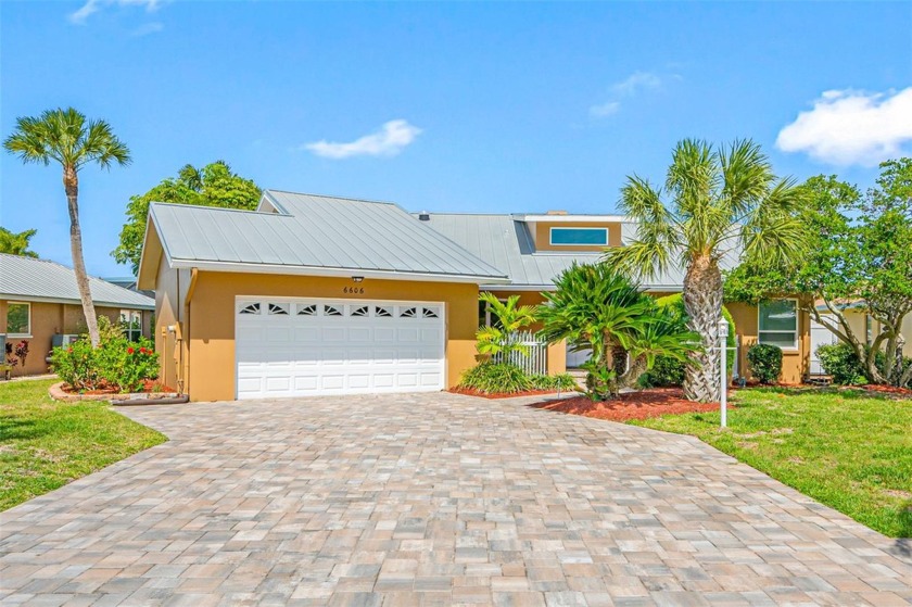 Come see this beautifully maintained 3 Bedroom, 2.5 Bath canal - Beach Home for sale in Apollo Beach, Florida on Beachhouse.com