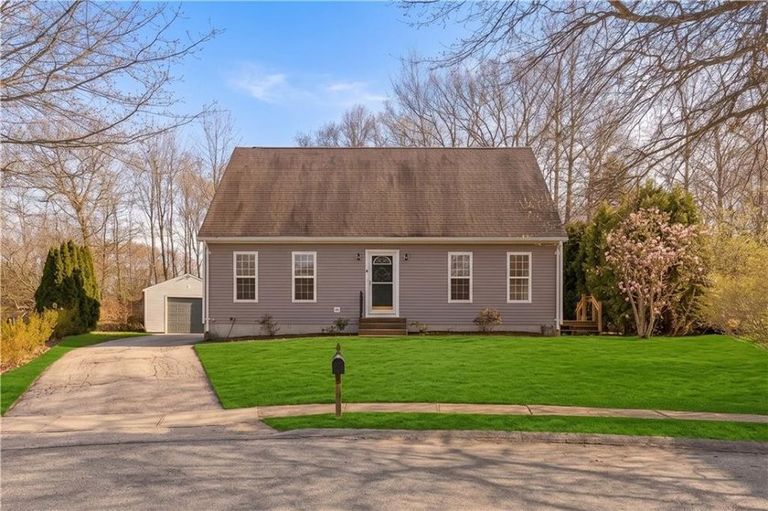 Charming four bedroom, two-bathroom home on a quiet cul-de-sac - Beach Home for sale in South Kingston, Rhode Island on Beachhouse.com