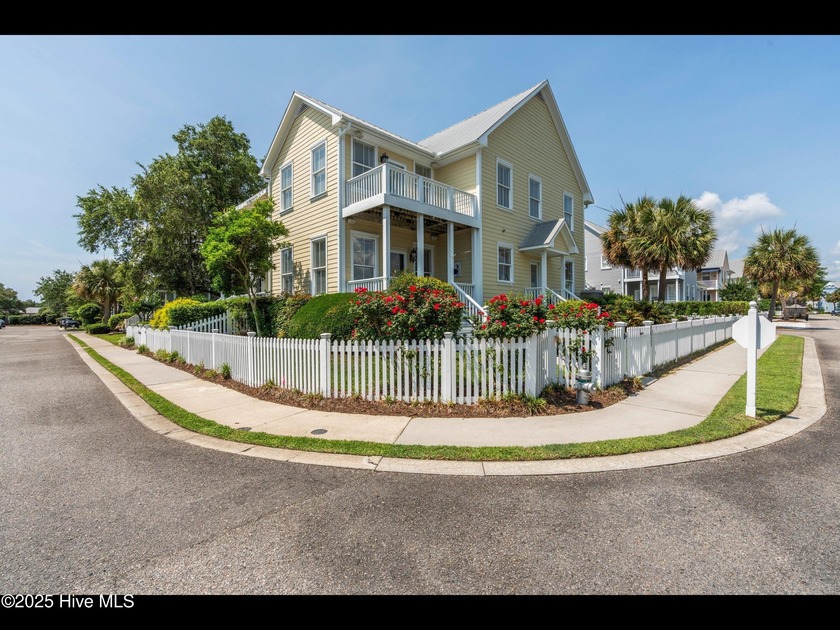 Charming coastal home in the desirable Harbour Point community - Beach Townhome/Townhouse for sale in Carolina Beach, North Carolina on Beachhouse.com