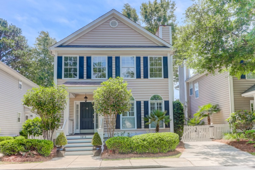 This single family home in Queens Row has an inviting floor plan - Beach Home for sale in Mount Pleasant, South Carolina on Beachhouse.com