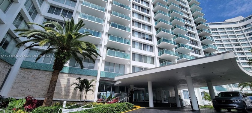 UPDATED 12TH FLOOR UNIT ON SPACIOUS 04 LINE - VEW OF WEST AVENUE - Beach Condo for sale in Miami Beach, Florida on Beachhouse.com