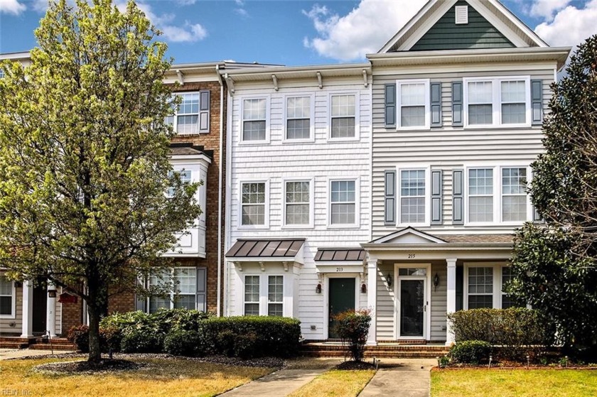 Beautiful 3-story, 2 master bedrooms, 2 full baths, 2 half bath - Beach Townhome/Townhouse for sale in Portsmouth, Virginia on Beachhouse.com