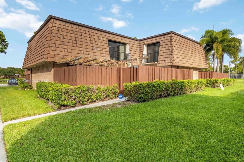 Spacious 3bed, 3 FULL-bath townhome in desirable Sherwood Lakes - Beach Townhome/Townhouse for sale in Green Acres, Florida on Beachhouse.com