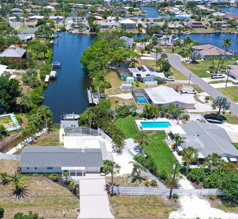 BRING YOUR BOAT !!  This 2/2 with den home is nestled in - Beach Home for sale in Nokomis, Florida on Beachhouse.com